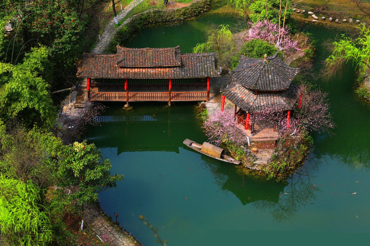  老公挣钱不给老婆花违法吗？