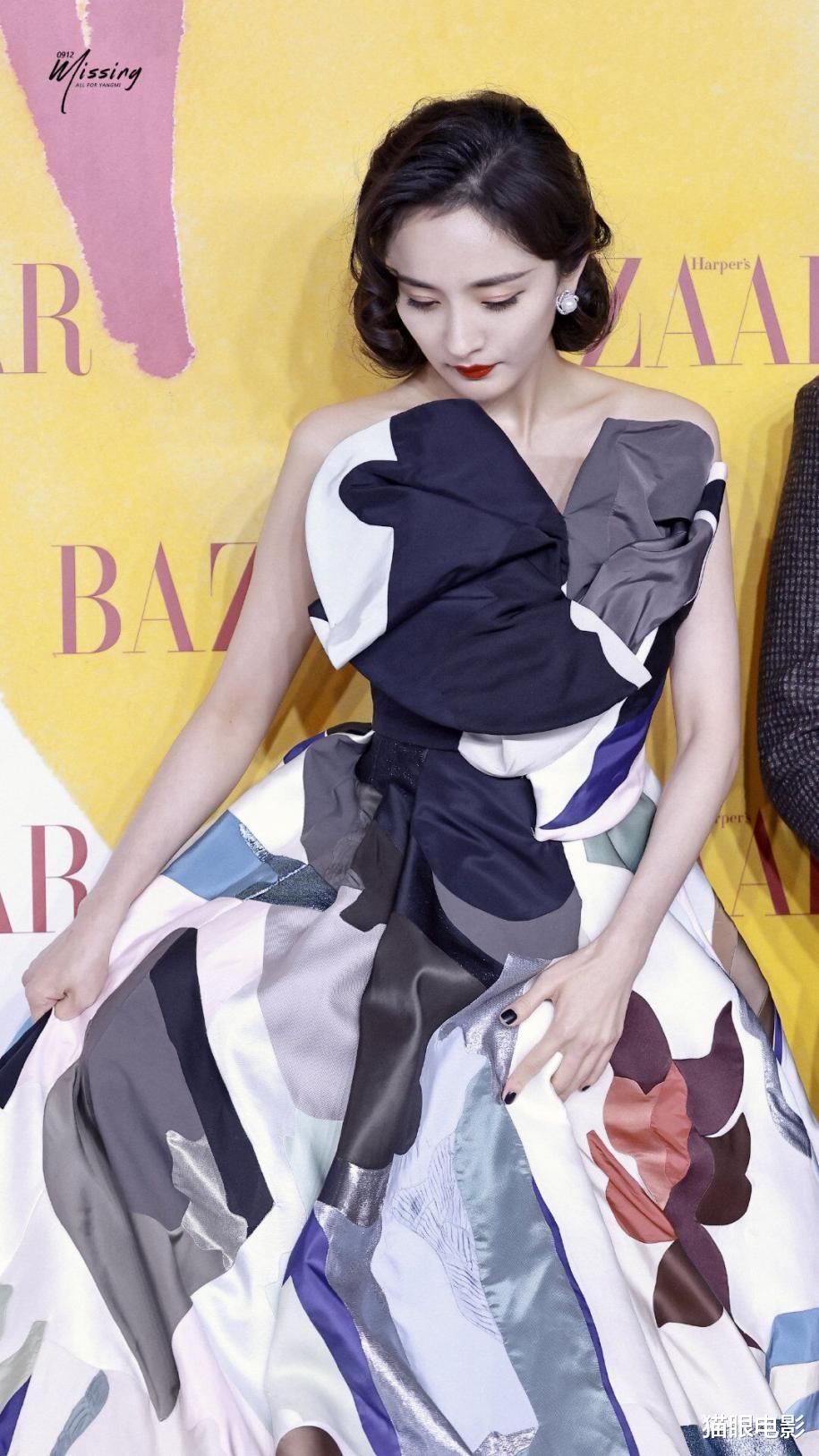 杨幂|35岁杨幂身穿漏肩长裙大秀锁骨,白肤色抢镜,气质绝了