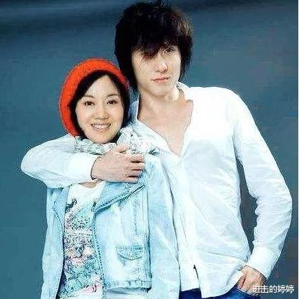 闫妮|50岁闫妮3段姐弟恋,减肥后暴瘦35斤,与20岁女儿形如“孪生姐妹”,瘦身秘诀适合懒人