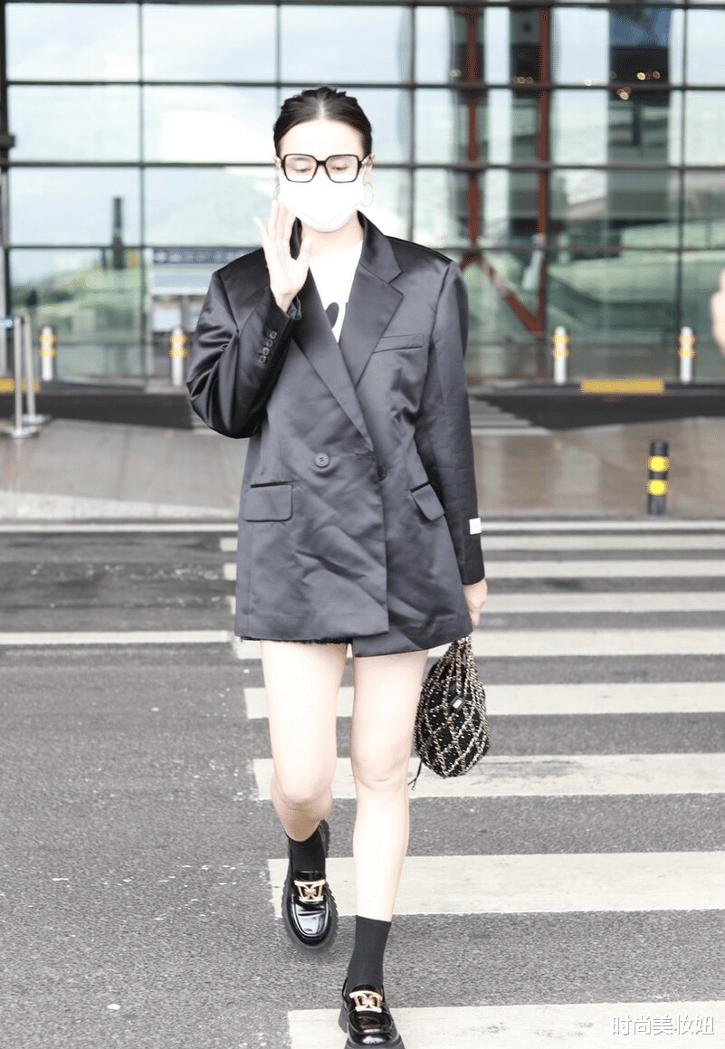 时尚美妆妞|宋佳走机场太“不走心”，西装皱巴巴的直接穿出来，全靠气质撑起