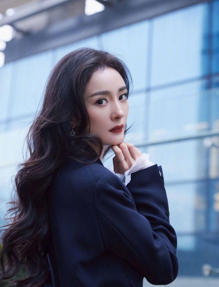 杨幂|杨幂旗下又出一位红人，六年前站在李易峰旁边，我就对他圈粉了