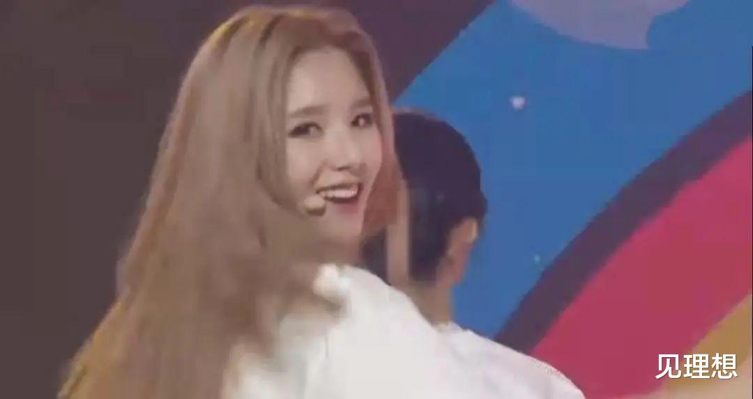 韩国女团|韩国女团穿“开裆裤”唱跳!露黑色底裤显不雅,迷惑穿搭辣眼睛!