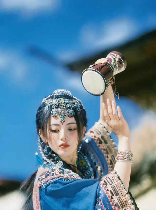 杨超越|杨超越回老家为爸爸过寿，打扮低调，坐角落安心吃席