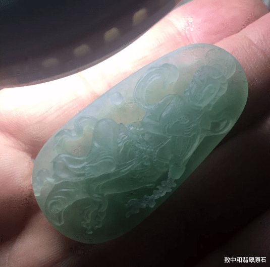 雕刻|雕刻师的手有多巧？不起眼的翡翠边角料，巧雕之后立马增值