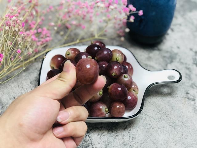 葡萄|洗葡萄，清水直接洗等于吃虫卵，牢记3个技巧，脏东西自己跑出来