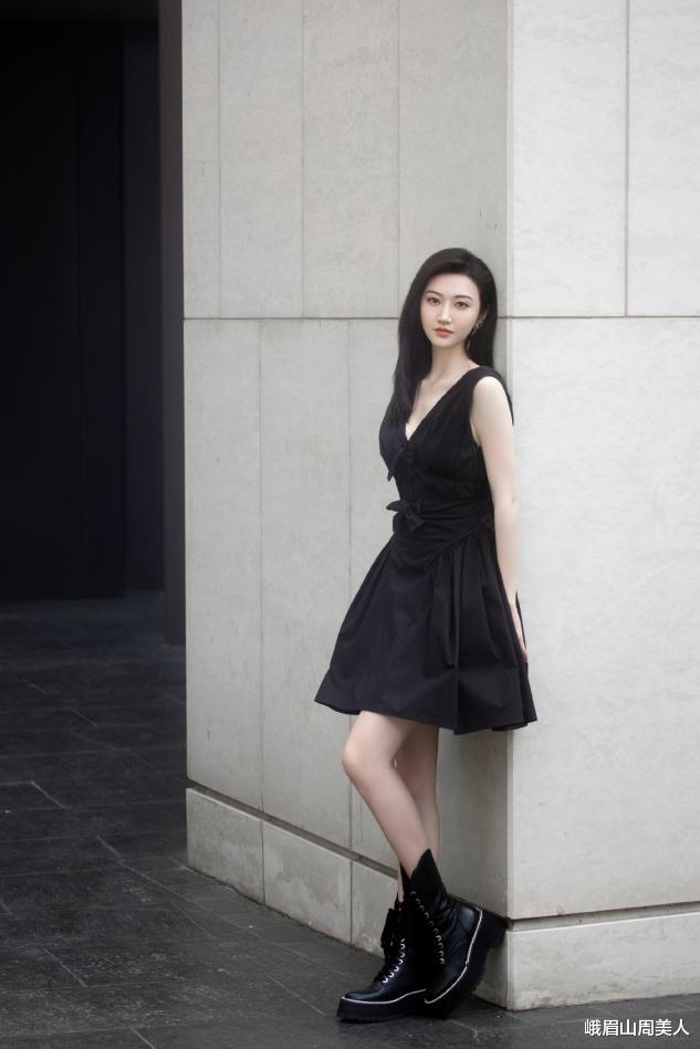 峨眉山周美人|景甜越来越放得开了，穿吊带方领裙亮相，倒三角身材让人羡慕