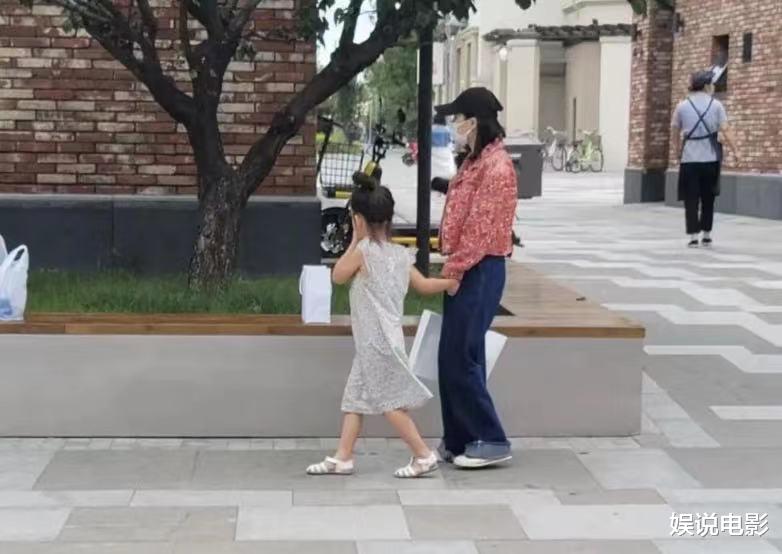 女孩|网友偶遇杜江一家现身阿那亚，网传二胎女儿再次被拍，一直没回应