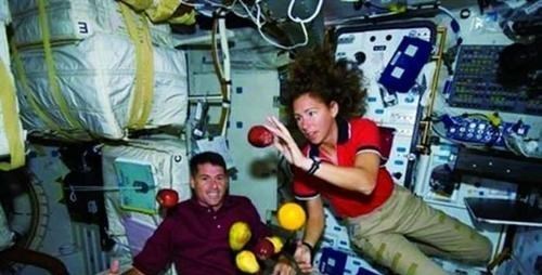 宇航员 女宇航员在太空生活那么久，若来了生理周期怎么办？办法真是高明