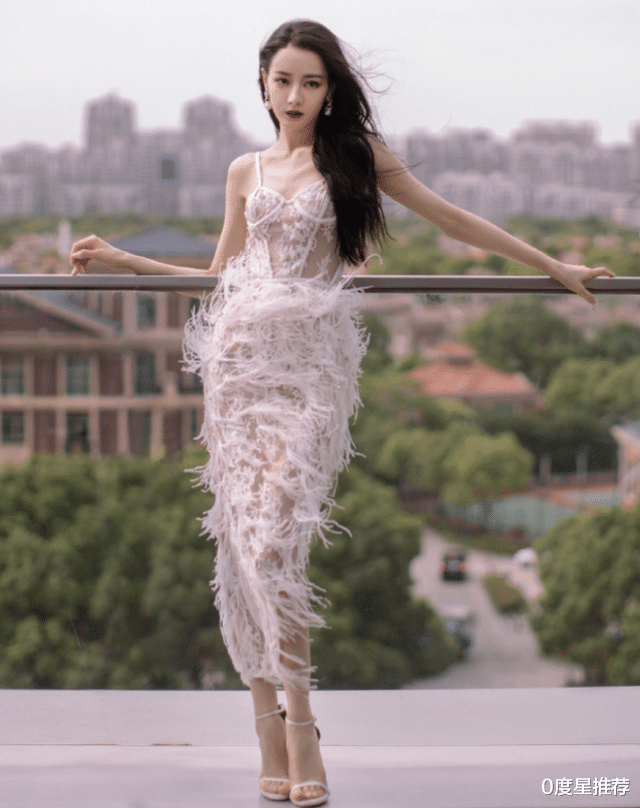 迪丽热巴|热巴胆子太大了！模仿00后穿“无痕裙”，一层纱叫人看红脸