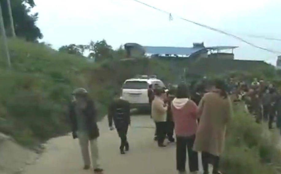 视野新闻周刊 重庆8岁男童被三条恶狗咬得面目全非，家属索赔92万，因户口问题惹争议？最终获赔55万