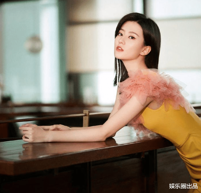 乔欣|乔欣趴在桌子上拍大片，穿衣不惧显身材，摆拍豪放尽显好身形