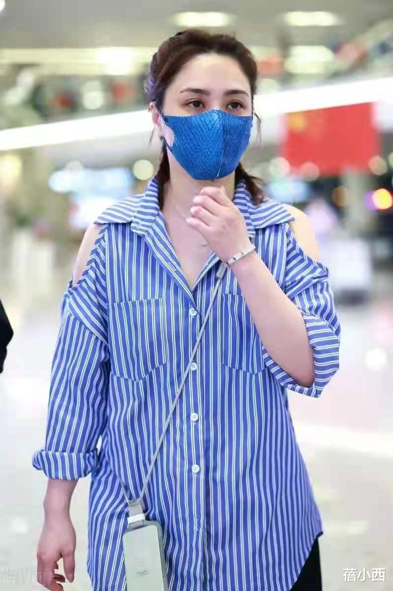 蓓小西|阿娇钟欣潼不在乎身材了吗？穿得松松垮垮走机场，不过还挺洋气的