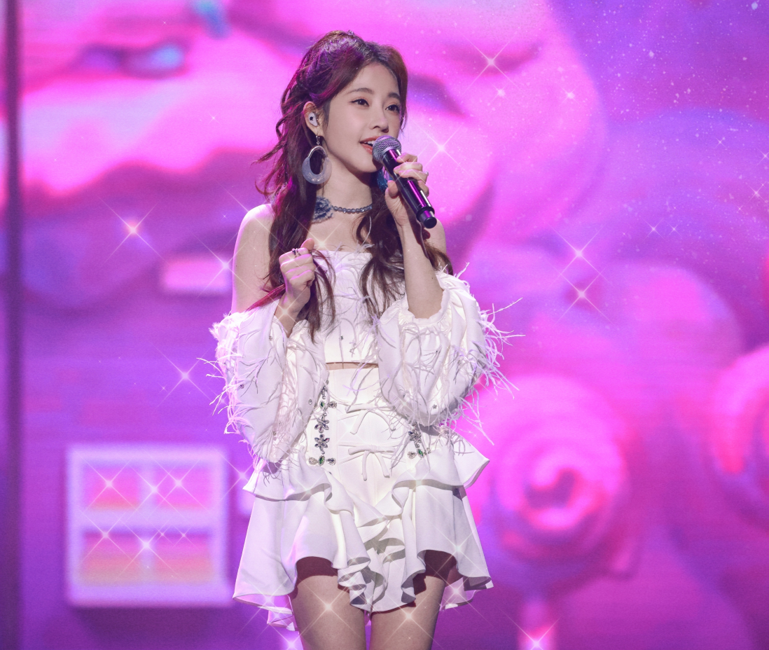 冯提莫|冯提莫再现宠粉操作，举办生日歌会为粉丝献唱，喜提热搜人气爆棚