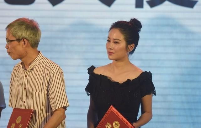 BiuVogue|叶璇真的好好看，穿黑裙一点也不显老，无修图也看不到皱纹