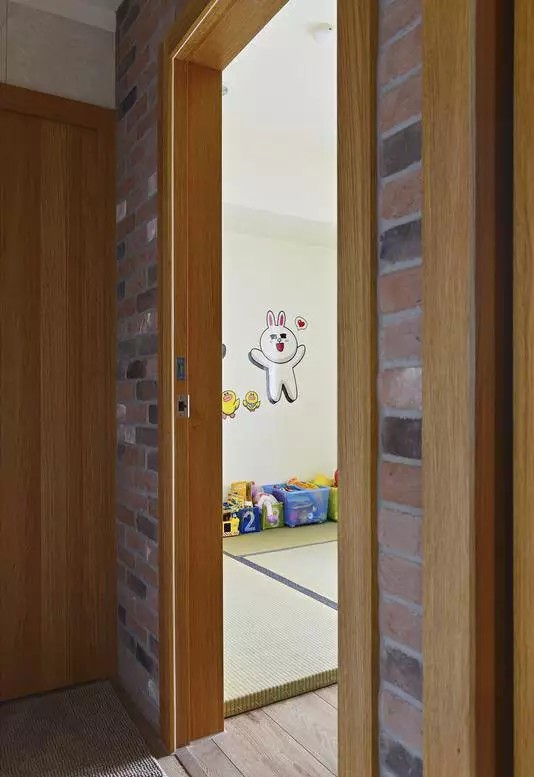 99㎡现代工业风，85后女神的家，满屋高级灰，绿植清新点缀