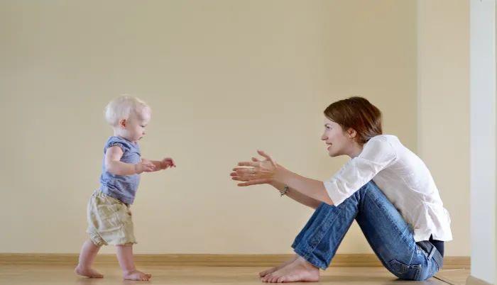 吴洪娜聊说育儿|陕西奶奶用农药给孙子洗澡双双中毒!这些“急救秘方”只会索命