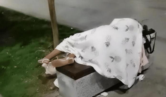 深圳街头一角,流浪女穿着“光鲜亮丽”的背后,却在捡剩菜剩饭?