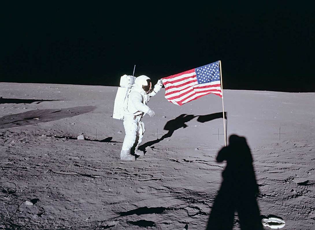 当年美国星条旗在月球“飘扬”,间接坐实了造假?或许是两点原因