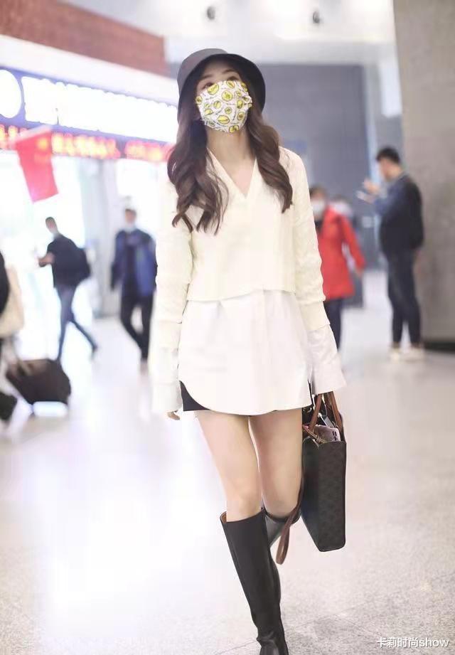 卡莉时尚show 张含韵微胖反而更减龄，一件简单白衬衫配高筒靴，像极返校大学生