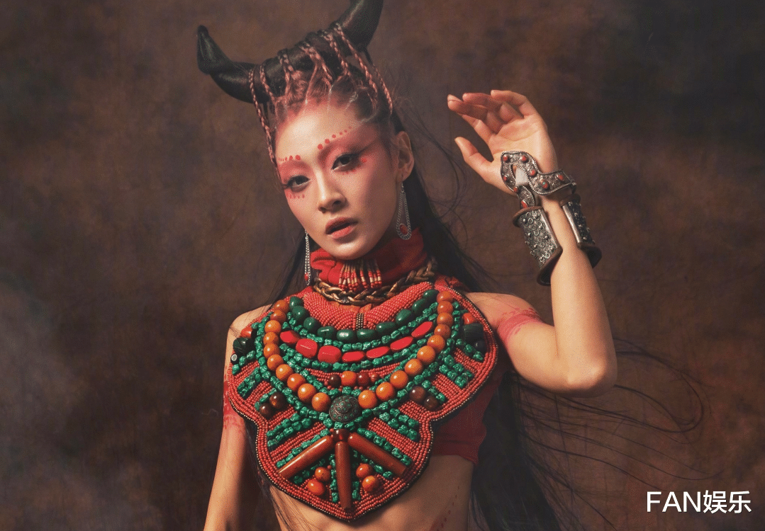 春晚|杨丽萍春晚节目被毙，为追求艺术，指甲长得生活不能自理，瘦得像柴火！