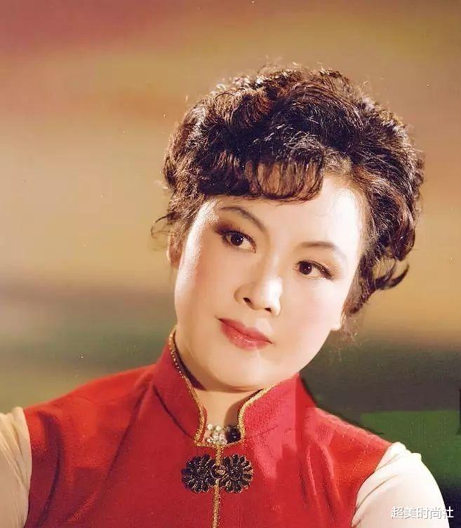 超美时尚社 李谷一穿国风长裙上综艺，76岁脸上未见皱纹，同框蔡明太有活力