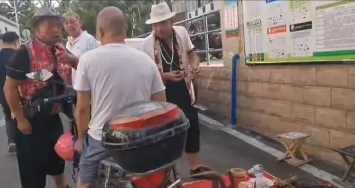 趣事说吧 海口男子在路边摊买了一截羊角 与摊主发生争执