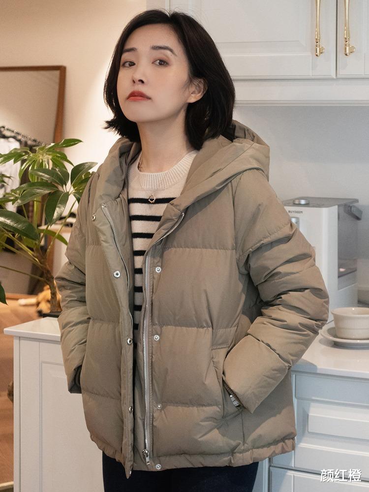 颜红橙 秋冬想要穿得保暖又时尚，用羽绒服搭配牛仔裤或半身裙，高级洋气