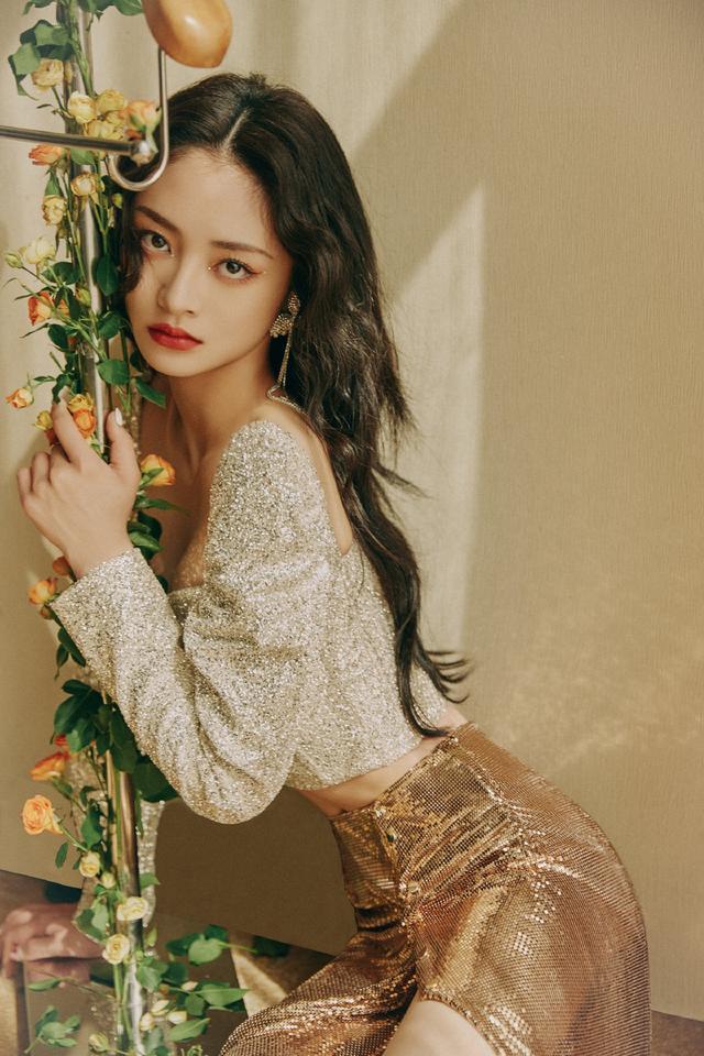 旗袍公馆|周洁琼的“女团身材”太撩人，穿方领上衣配开叉半裙，咋看咋惊艳