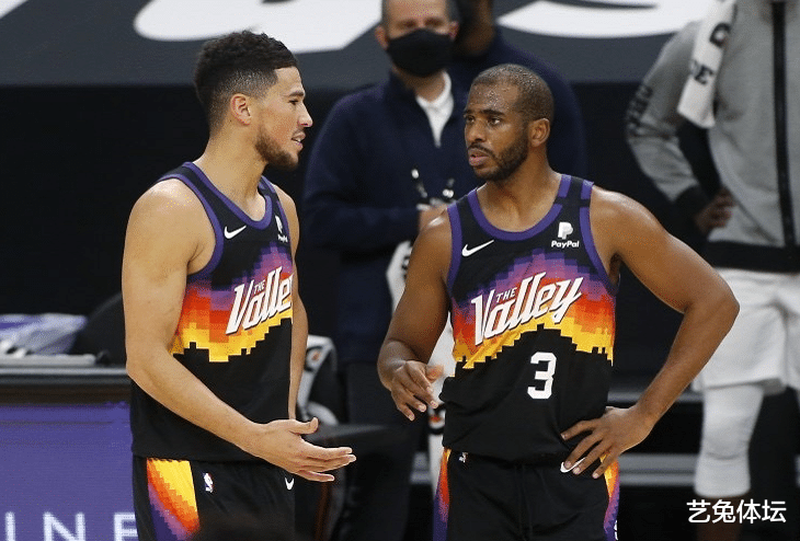 布克|NBA名媛肯达尔詹娜“奶牛装”火了,太阳队布克真有福气