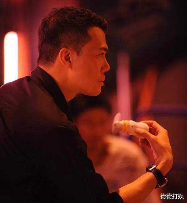 谢天华|谢天华晒全家福,妻子李天恩罕见露面,为安抚女儿过完年再回内陆