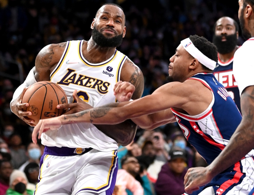 詹姆斯·哈登|詹皇遭隔扣后續(xù)！美媒曬現(xiàn)場照：老詹哈登對視，籃網(wǎng)新星慶祝表情太狠