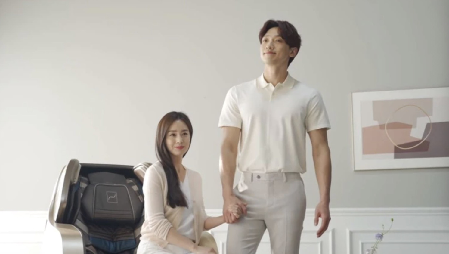 金泰希|韩国女星金泰熙久违亮相，与丈夫Rain拍广告，相互依偎甜蜜撒糖