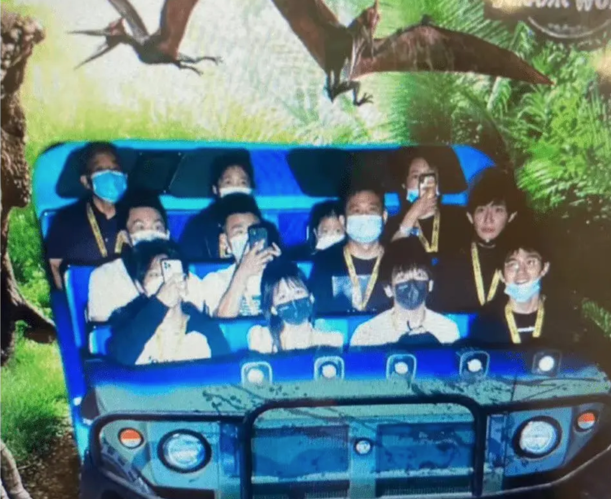 刘昊然|娱乐圈三小生齐聚一堂，刘昊然胡子拉碴，与郭麒麟彭昱畅同框似差辈