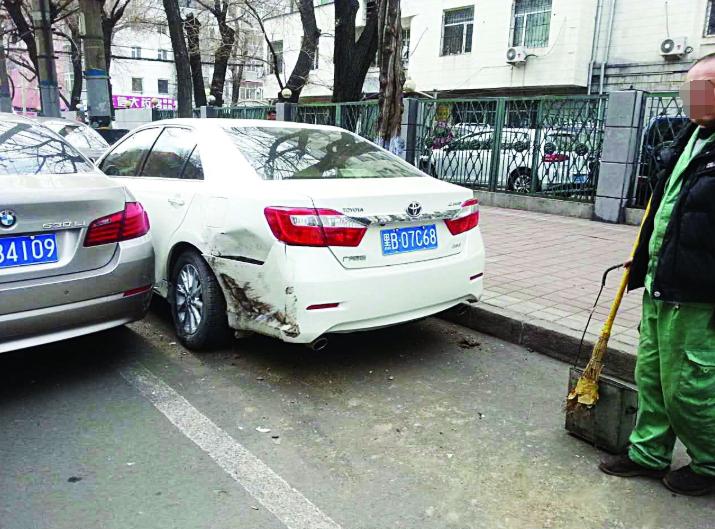 海洋生物 车子停路边被撞怎么办？先报保险还是先报警？操作不对一毛不赔！