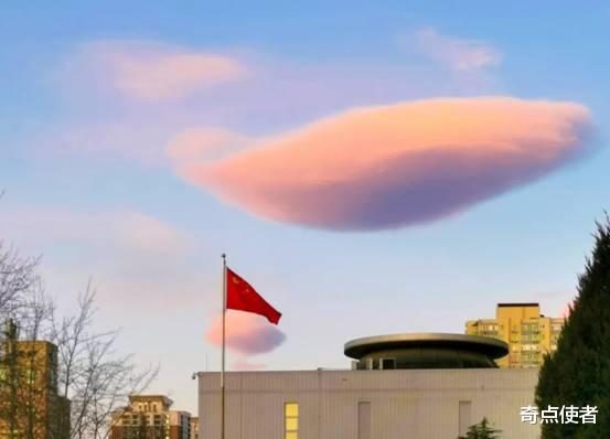 |犹如科幻大片！哈尔滨夜空出现数条“神秘光柱”，这是什么情况？
