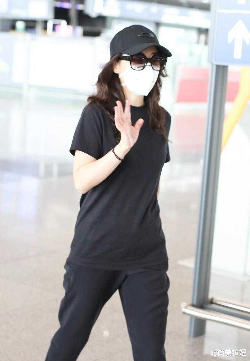 穿衣搭配|46岁梅婷瘦身成功真自信，明明是修身T恤却穿得松身，太显嫩了