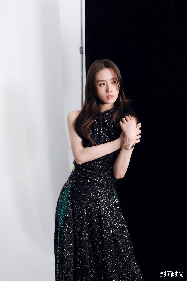 穿衣搭配|刘诗诗真该试试女强人角色，穿束腰黑裙成熟大气，气质娇嫩不幼稚