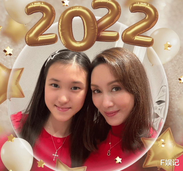 TVB|港圈艺人在元旦纷纷秀家庭温馨:陈豪婚后首次陪家人倒数迎元旦