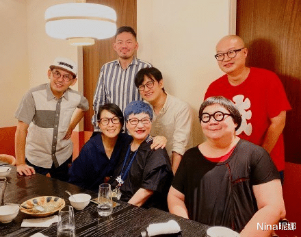Nina昵娜|刘若英高调为河南加油打call，穿黑色T恤唱歌助威，素颜婴儿肌零瑕疵没毛孔