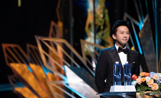 方脸妹说时尚|邓超真孝顺罕见牵老母亲游环球影城，穿T恤短裤，小腿肌肉好发达