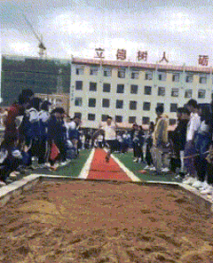 “妹子午睡也要注意形象啊，裙子里那双眼睛都漏出来了，太尴尬了吧！”