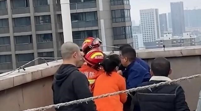 超人爸爸 怒其不争！男子因情感问题欲跳楼，被救下后亲哥怒扇他两耳光