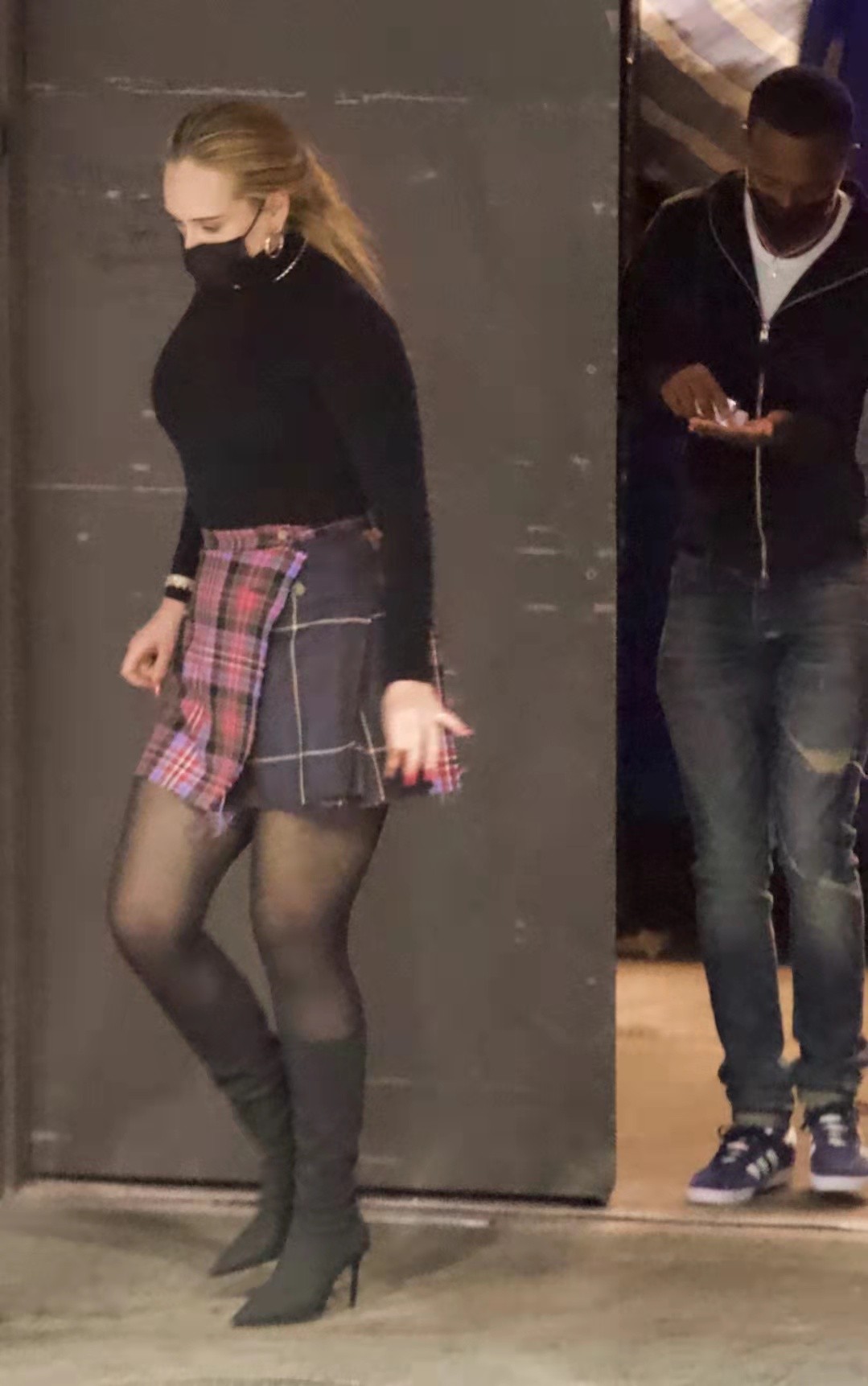 时尚风行派|阿黛尔跟黑人男友甜蜜约会!暴瘦90斤身材向卡戴珊看齐,穿搭超美