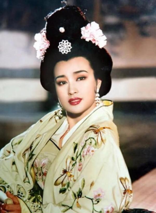 刘晓庆|65岁刘晓庆做核酸检测,张大嘴翻白眼表情痛苦,坐姿拘谨很紧张