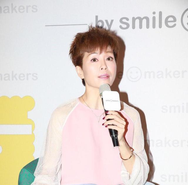 粉色|伍咏薇气质太出众！粉色上衣配蓝色半身裙少女感十足，毫无违和感