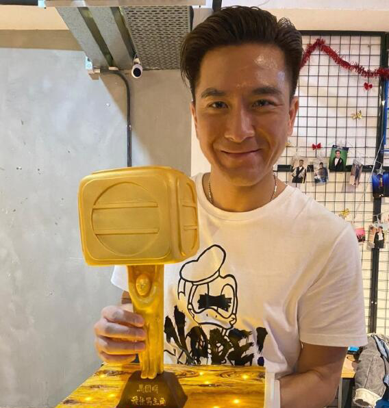 十万个家居为什么|走进马国明在香港的家,墙面还是水泥状态,生活中的他也太乖了