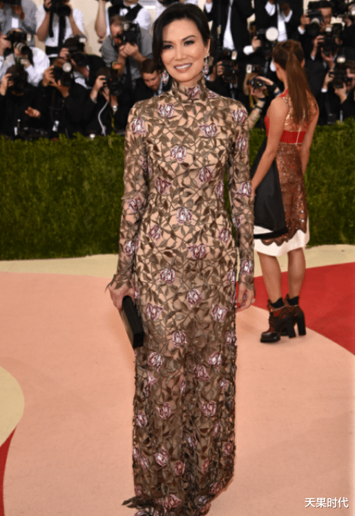 天果时代 52岁的邓文迪气质优雅，穿刺绣裙低调典雅，仪态中尽显“阔太”风