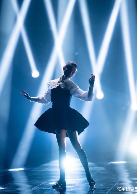 董洁|董洁《浪姐2》首秀太惊艳，穿娃娃裙跳木偶舞，一旁那英直夸厉害