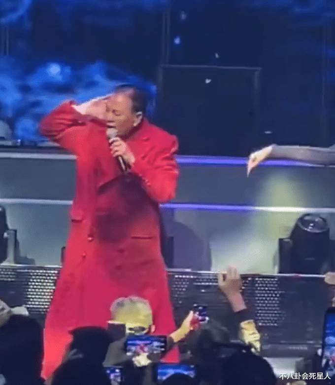 万梓良|64岁万梓良商演紧搂美女不撒手，身材消瘦头发稀疏，晚年拼命工作