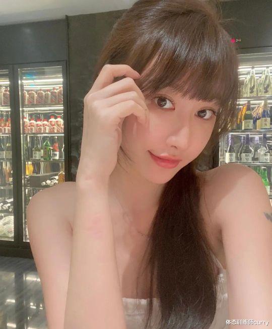 体态训练师curry|国产辣妹凭一张“背影照”撩爆直男,这样的女朋友别说你不想要?